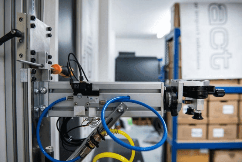 Side view of SDR 2200 drop arm with suction cups (right)